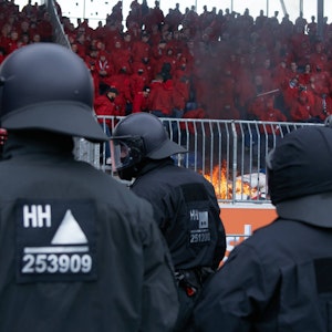 Im Gästeblock von Hannover 96 brennt ein Feuer, die Bundespolizei ist vor Ort.