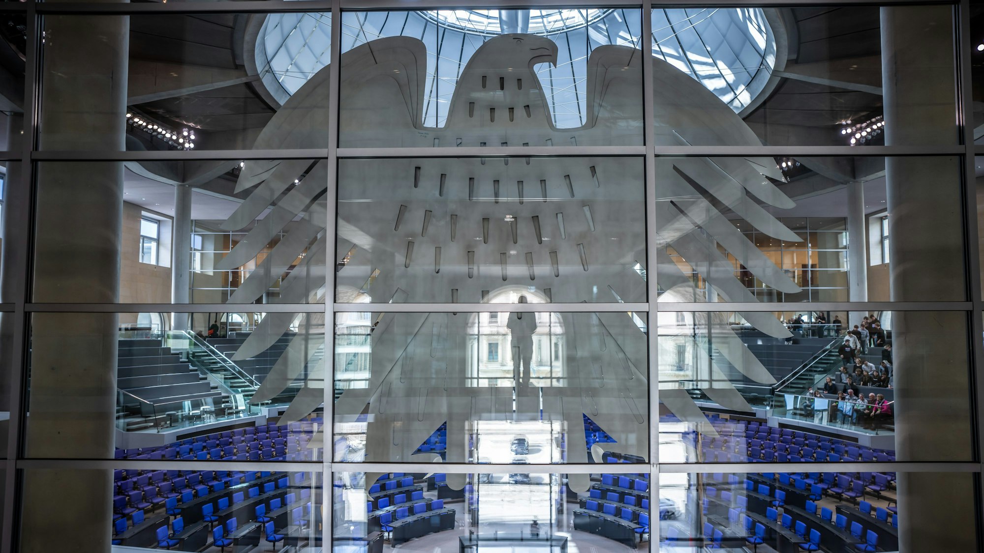 Blick durch Glasscheiben in den leeren Plenarsaal im Bundestag.