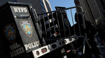 Ein New Yorker Polizeibeamter (NYPD) lädt Stahlgitter ab in der Nähe eines Gerichtsgebäudes in Manhattan ab.