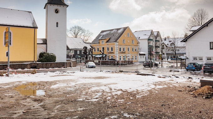 Das Grundstück an der Kreuzung Drabenderhöhe, auf dem bis vor kurzem der Gasthof stand. Bauzäune stehen an der Straße, auf dem Boden liegt Schnee.