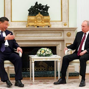 Xi Jinping im Gespräch mit Kremlchef Wladimir Putin in Moskau. Der chinesische Machthaber ist für drei Tage in Russland zu Gast.