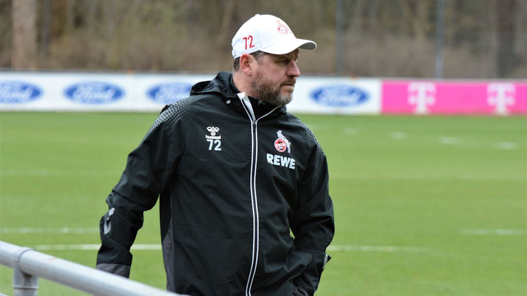 Steffen Baumgart steht am Montagvormittag beim Training des 1. FC Köln auf dem Rasen.