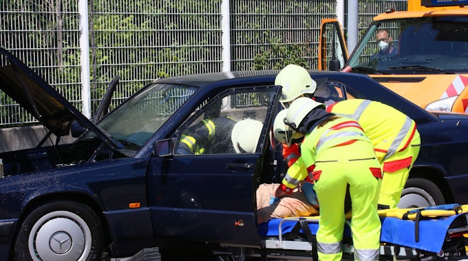 Die technische Rettung aus einem Fahrzeug kann im Zusammenspiel von Rettungsdienst und Feuerwehr geübt werden