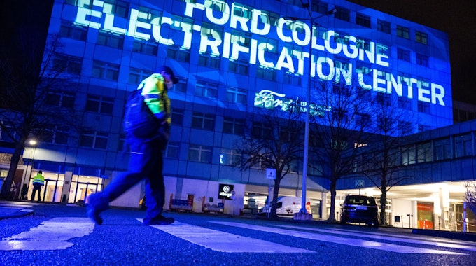 17.02.2021, Köln: Lichtinstallation am "Ford Cologne Electrification Center" bei den FORD-Werken in Niehl. FORD kündigt mit dieser Lichinstallation die E-Auto-Produktion in Köln an. Foto: Uwe Weiser