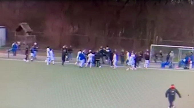 Ein Screenshot der Video-Aufnahme der Tumulte nach dem Mittelrheinliga-Spiel zwischen dem FC Pesch und dem Bonner SC
