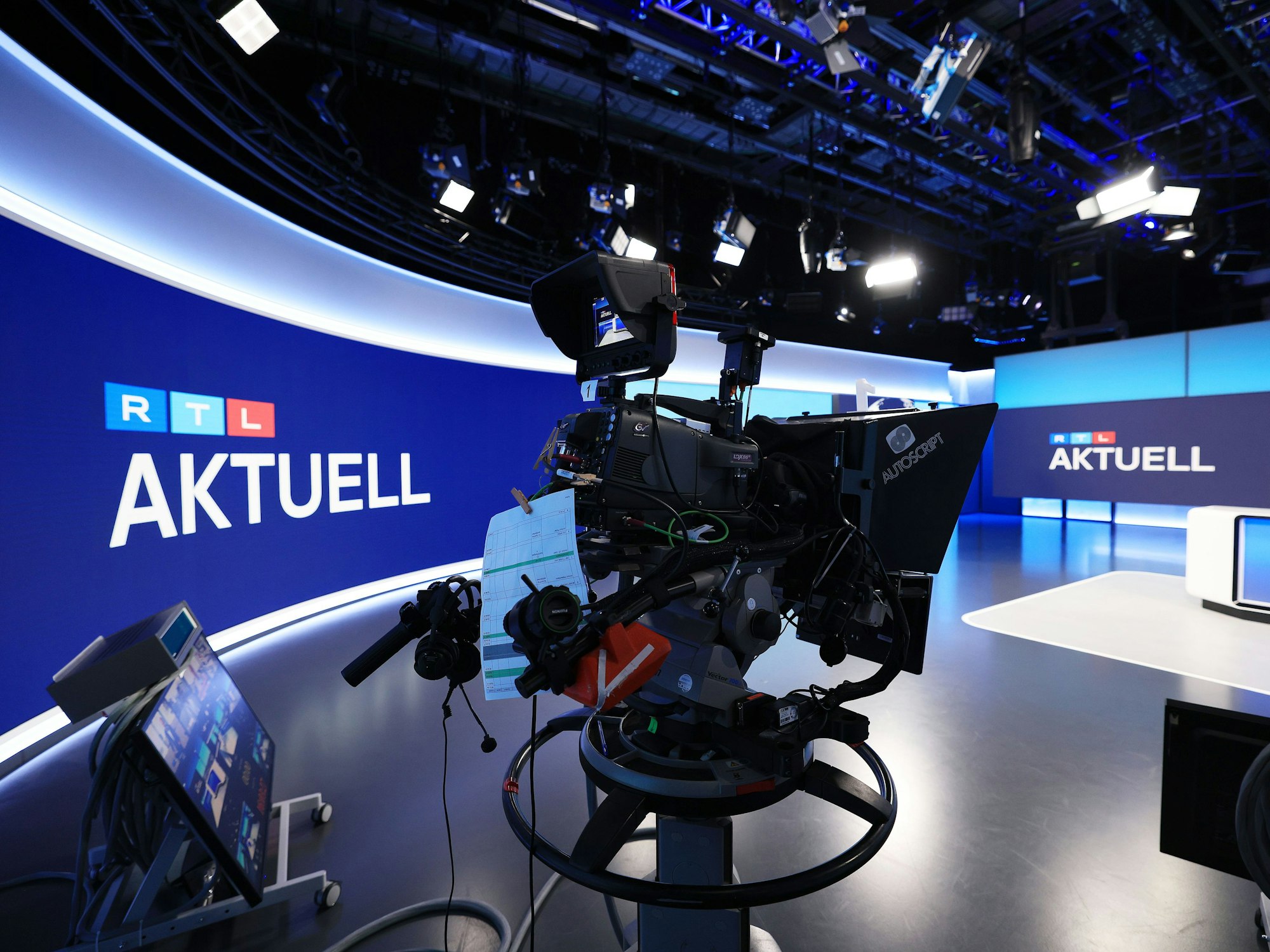 Fernsehkameras stehen im neuen „RTL Aktuell“-Studio.