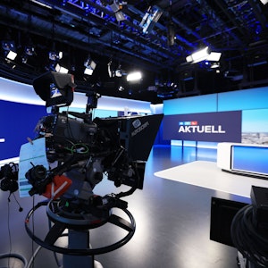 Fernsehkameras stehen im neuen „RTL Aktuell“-Studio.