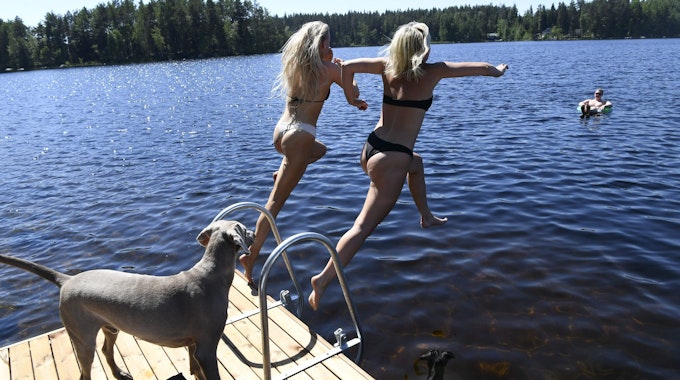 Finnald: Zwei jungen Frauen springen in einen See.