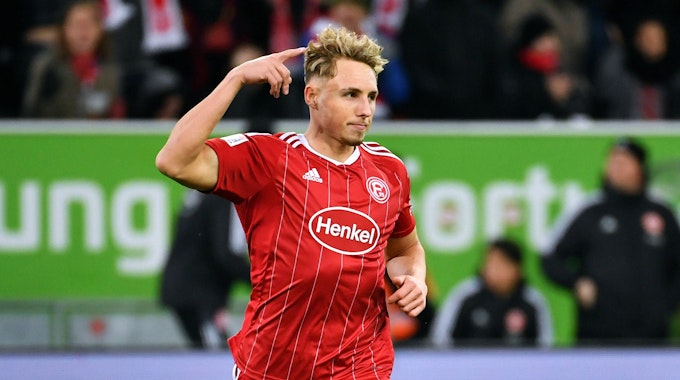 Jona Niemiec jubelt über sein Tor zum 3:1 gegen Eintracht Braunschweig.