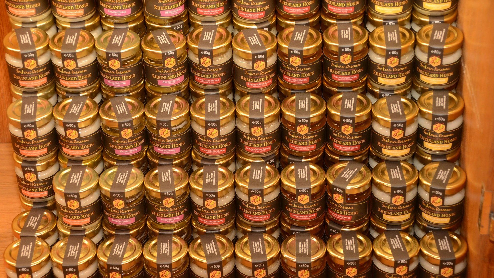 Ein Stapel voller Honiggläser.