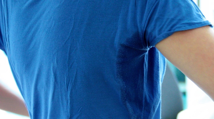 Schweißfleck auf einem T-Shirt unter der Achsel