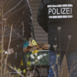 In Hattenhofen in Baden-Württemberg ist ein FDP-Kommunalpolitiker durch mehrere Schüsse verletzt worden.