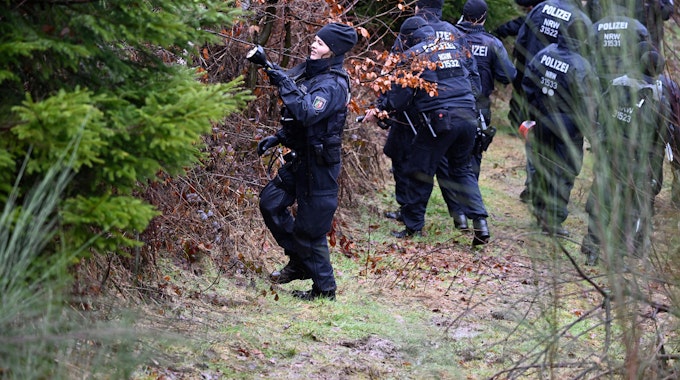 Freudenberg: Polizisten suchen am Fundort in einem Wald bei Freudenberg des getöteten Mädchens Luise nach weiteren Hinweisen. Bei der Obduktion der Leiche sind zahlreiche Messerstiche festgestellt worden.