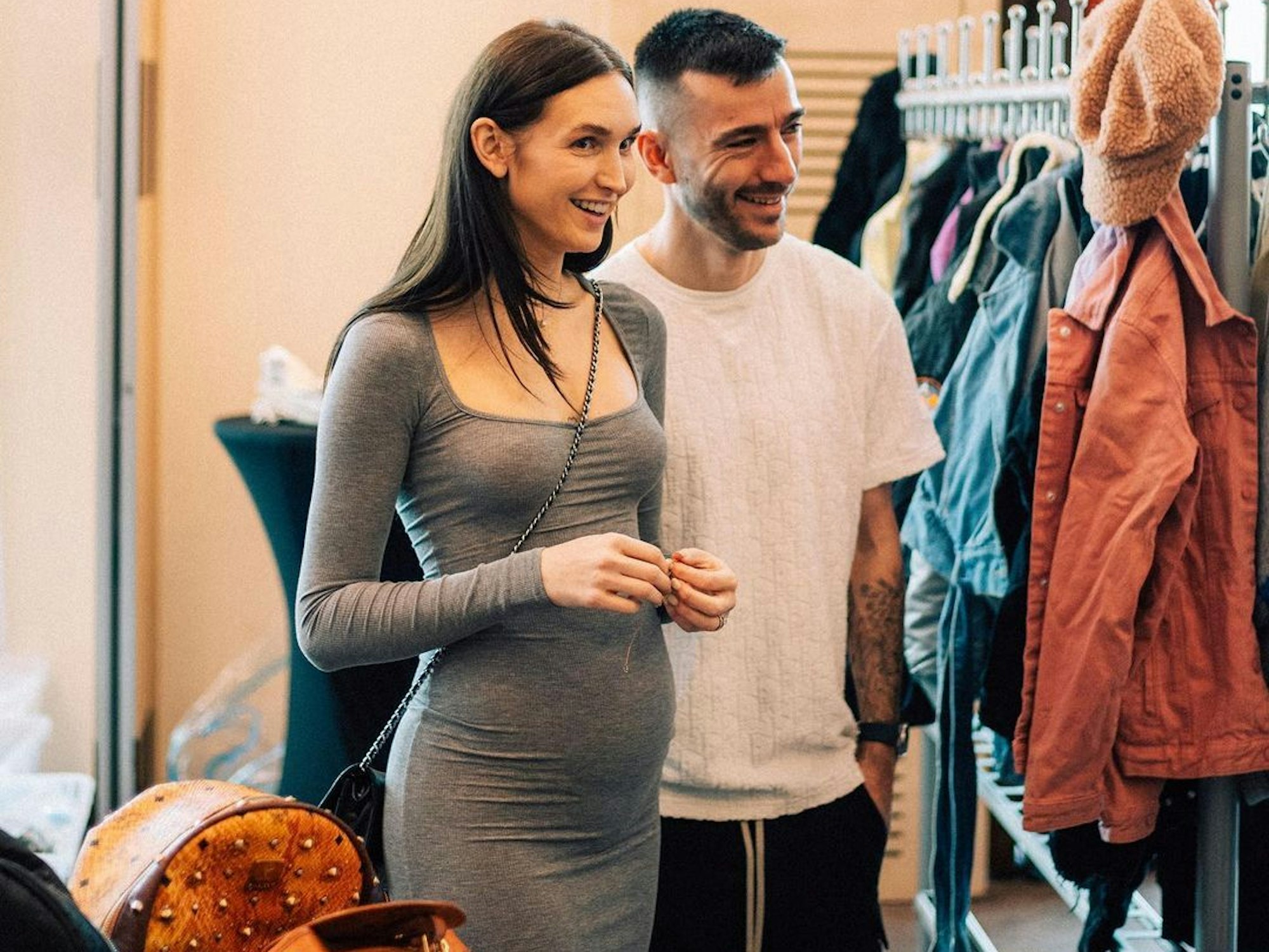 Anna Adamyan mit ihrem Mann Sargis beim Flohmarkt.