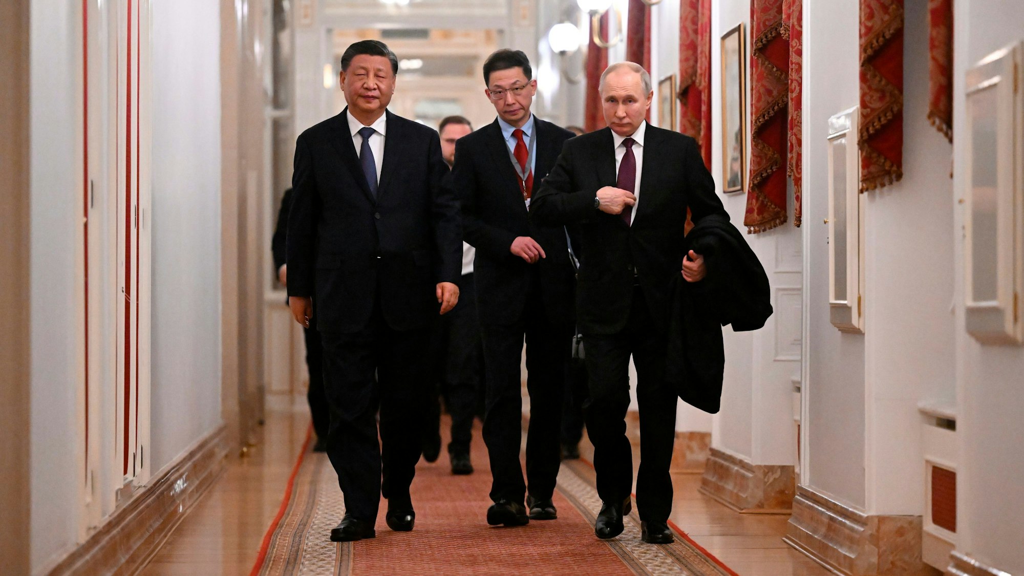 Der chinesische Präsident Xi Jinping (l.) läuft zusammen mit dem russischen Präsidenten Wladimir Putin durch den Kreml.