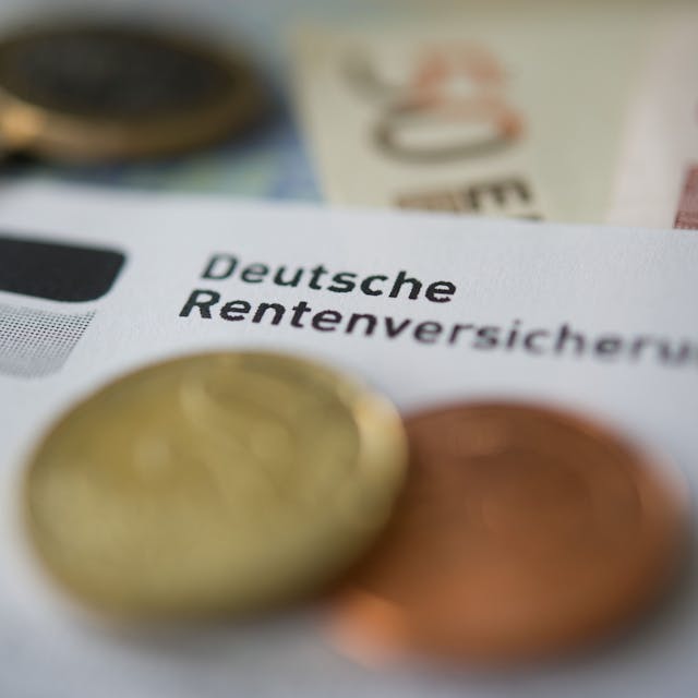 Münzen und Geldscheine liegen neben einem Schreiben mit der Aufschrift „Deutsche Rentenversicherung“.