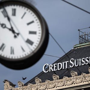 Uhr vor der Zentrale der Crédit Suisse in Zürich