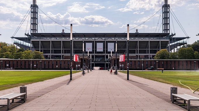 Außensicht auf den Haupteingang des Rhein-Energie-Stadions in Köln.