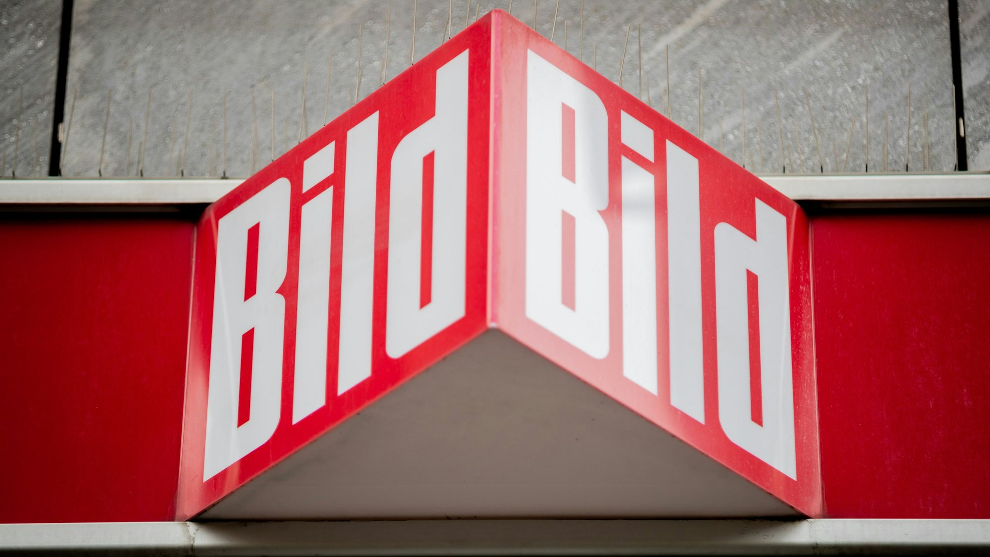 Das rote Logo der Boulevardzeitung „Bild“ an einem Kiosk. Axel Springer hat die gesamte Chefredaktion der Zeitung am Donnerstag entlassen.
