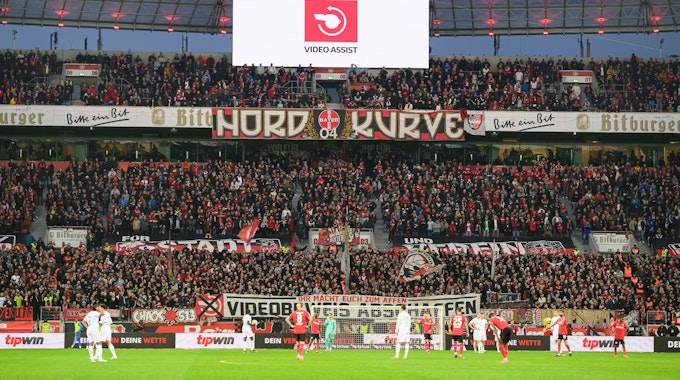 Blick auf die Fans in der Nordkurve der Bayarena Leverkusen