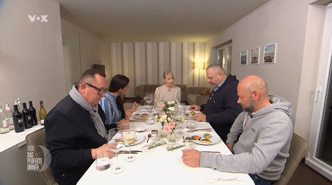 Das perfekte Dinner in Potsdam: Klaus, Fanny, Gastgeberin Anett, Gero und Chris sitzen bei Anett am Tisch (TV-Ausstrahlung: 20. März 2023)