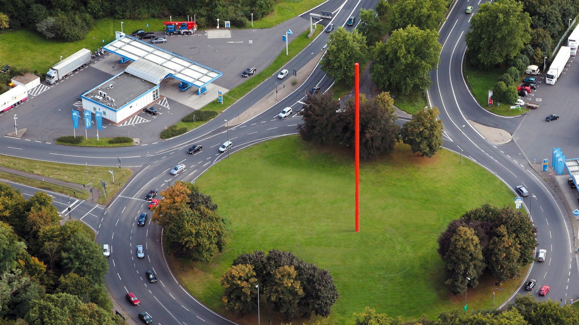 Die rote Stele, ein Kunstwerk am Bonner Verteiler in Köln, wurde 2008 errichtet. Hier ist sie aus der Luft zu sehen.