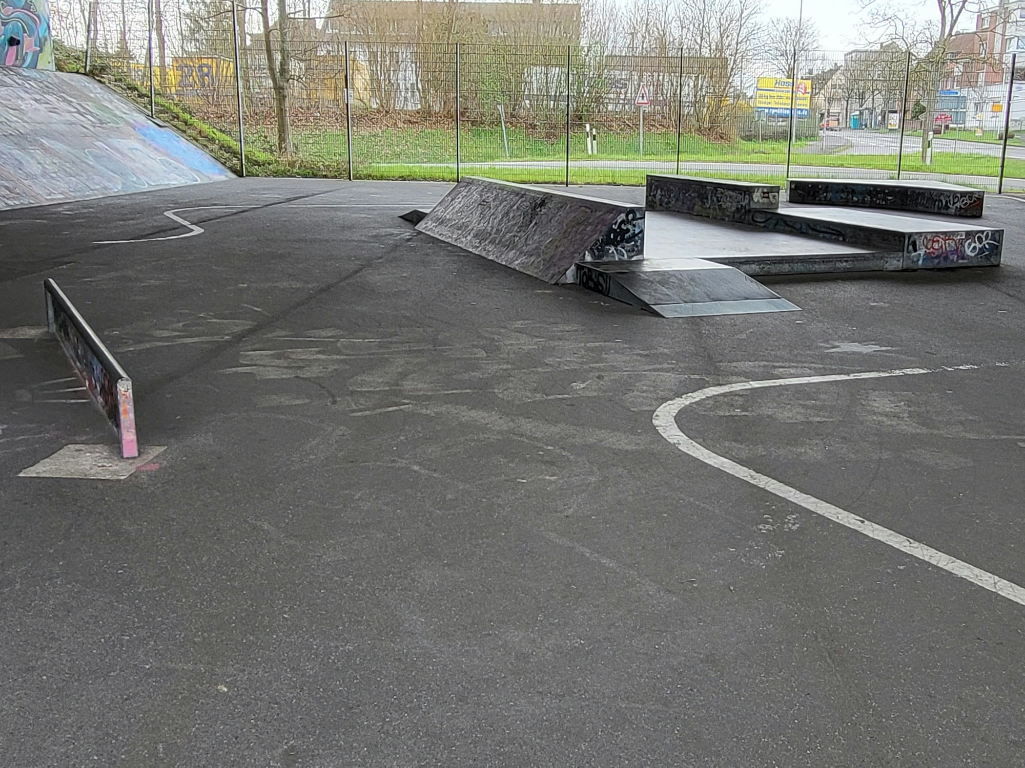 Skatepark in Siegburg unter der Brücke von der anderen Seite. Vorne links die lange Flatrail.