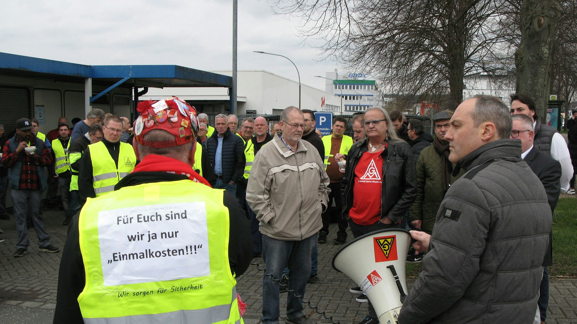 Gewerkschafter vor dem Tor der Firma Danfoss.