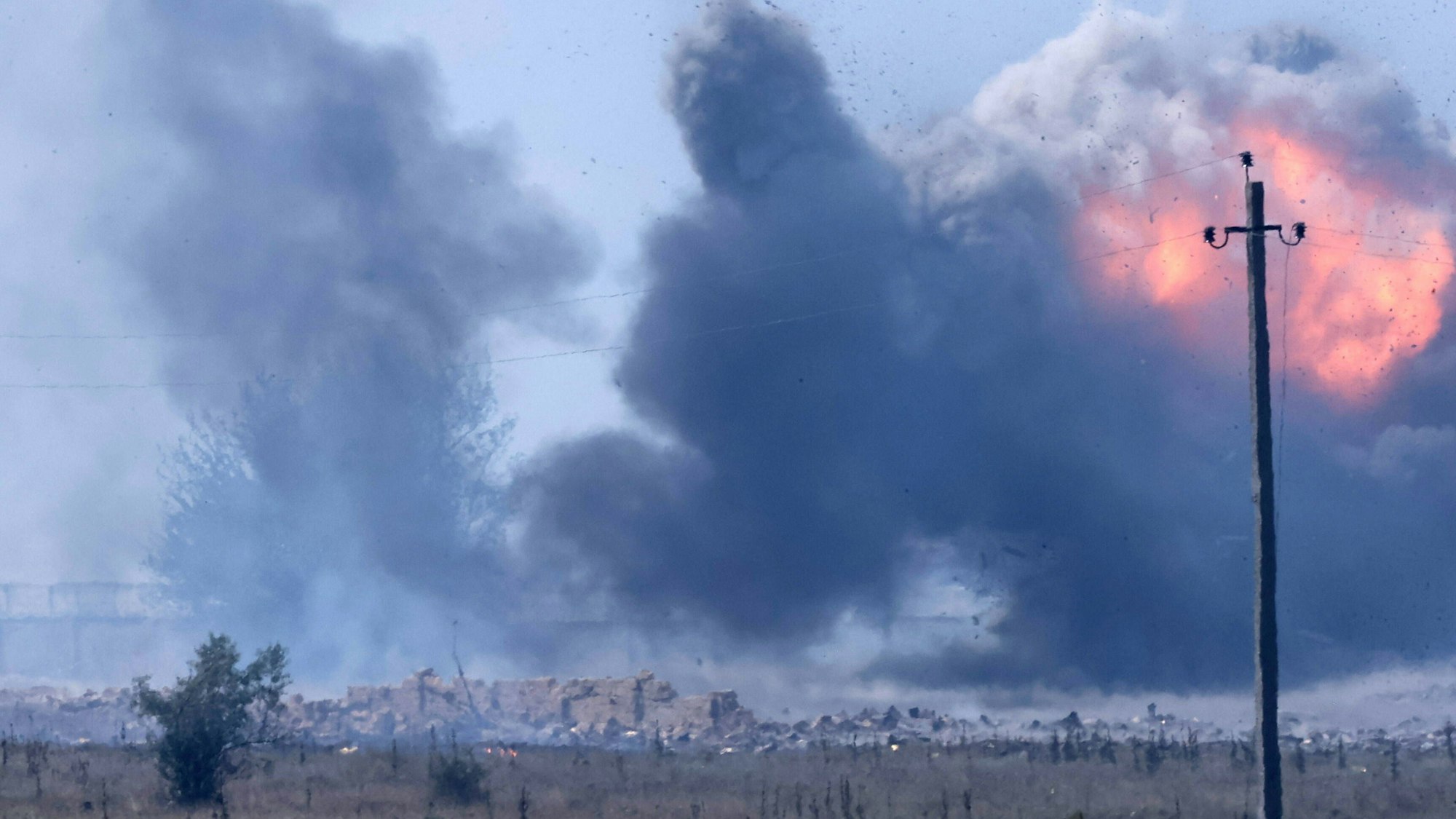 Nach einer Explosion in einem vorübergehenden Munitionslager einer Militäreinheit im Bezirk Dschankoj steigt im Augsut 2022 Rauch aus einem Feuer auf. Nun hat es erneut einen ukrainischen Angriff in der Krim-Region gegeben. (Archivbild)