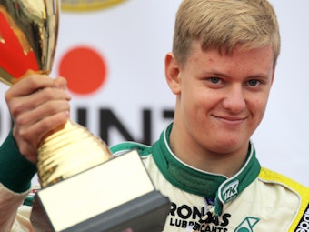 Mick Schumacher freut sich über den Pokal für Platz zwei bei den deutschen Kart-Meisterschaften.