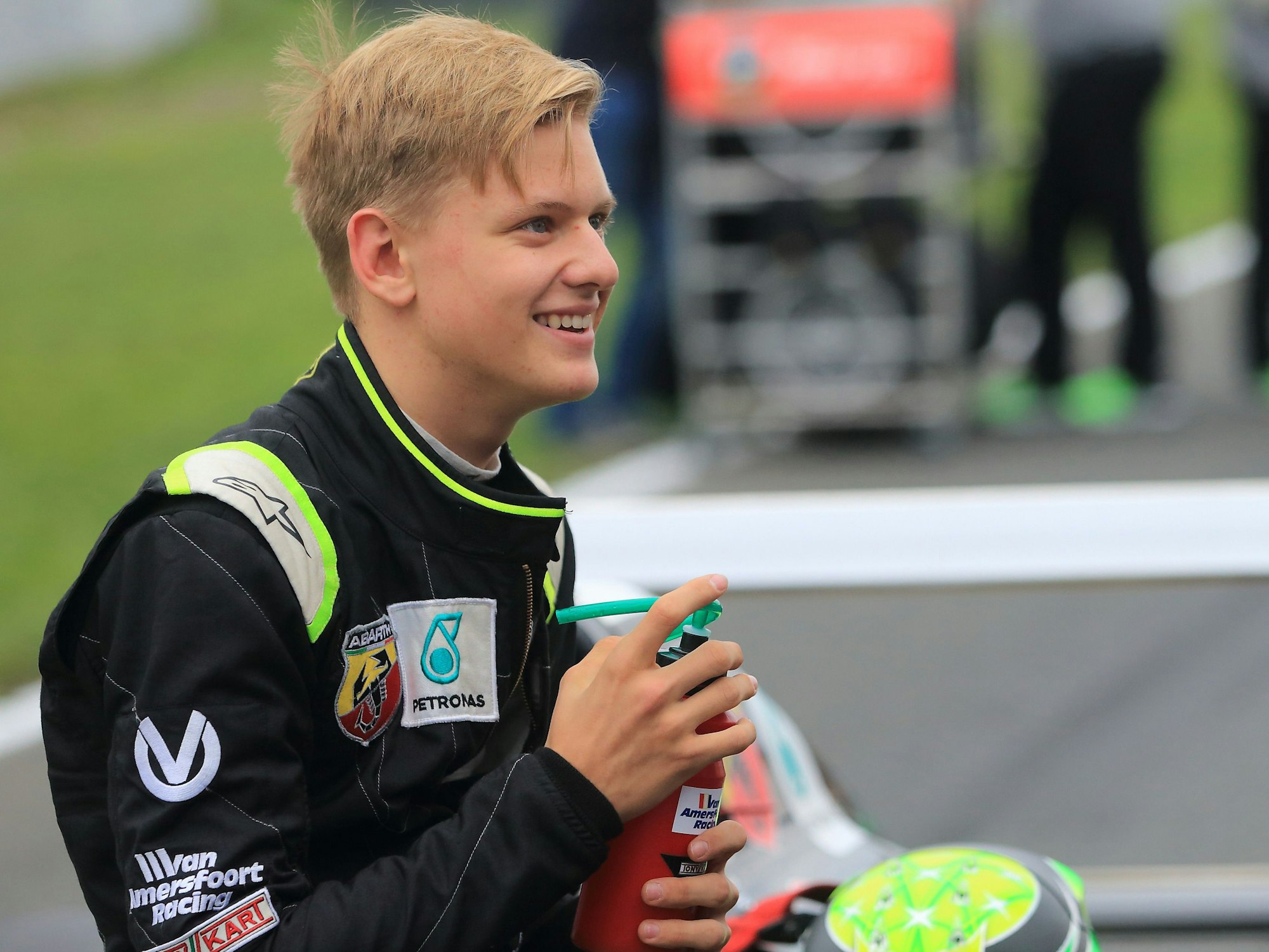Der deutsche Rennfahrer Mick Schumacher vom niederländischen Team „Van Amersfoort Racing“ lächelt vor dem Rennen an der Startlinie.