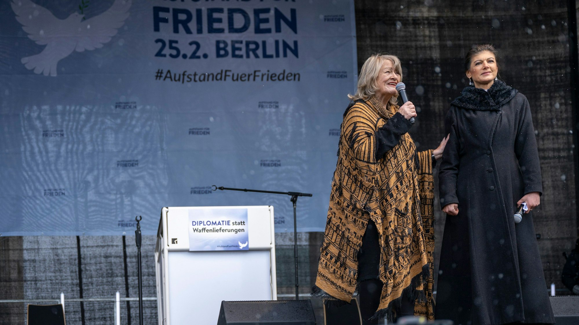 Alice Schwarzer (l.), Frauenrechtlerin, und Sahra Wagenknecht (Die Linke), stehen bei ihrem „Aufstand für den Frieden“ in Berlin auf der Bühne. Zur Kundgebung Ende Februar waren auch Rechtspopulisten erschienen.
