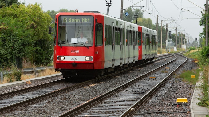 Die Stadtbahnlinie 18 fährt von Merten aus in Richtung Bonn Hauptbahnhof.