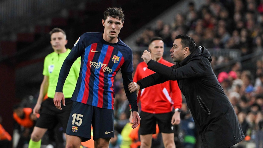 Xavi spricht im Spiel des FC Barcelona mit Verteidiger Andreas Christensen.