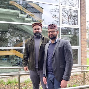 Imam und Theologe Wafa Mohammad (rechts) mit Leverkusener Gemeindemitglied Zeeshan Mahmood vor dem Haus der Integration in Leverkusen.