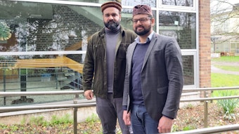 Imam und Theologe Wafa Mohammad (rechts) mit Leverkusener Gemeindemitglied Zeeshan Mahmood vor dem Haus der Integration in Leverkusen.