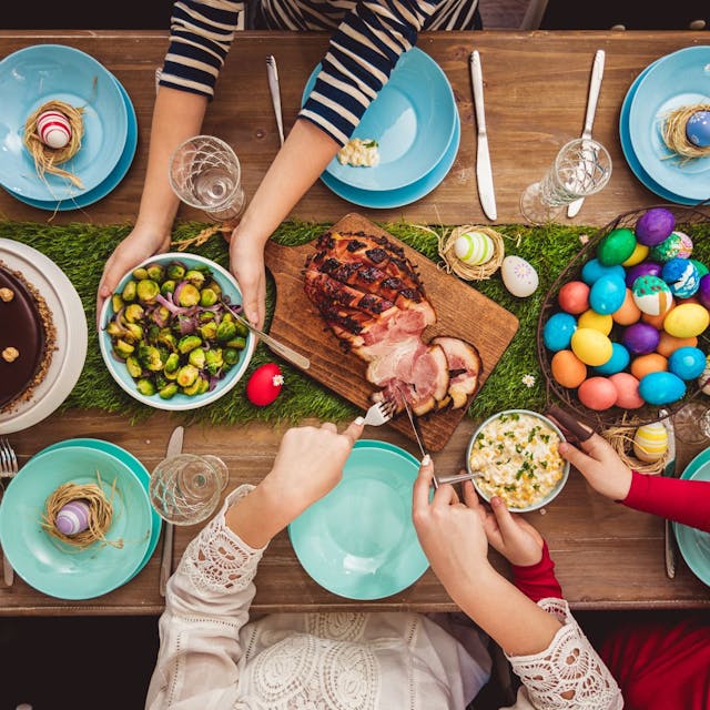 Ein bunt gedeckter Oster-Tisch macht Lust auf gemeinsames Essen.