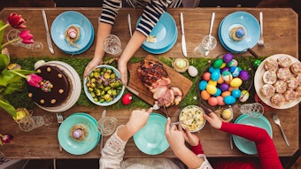 Ein bunt gedeckter Oster-Tisch macht Lust auf gemeinsames Essen.