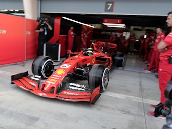 Mick Schumacher steuert ein Ferrari-Auto während seines ersten F1-Tests für Ferrari auf dem Bahrain International Circuit in Sakhir. 
