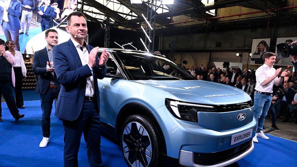 Martin Sander, Vorsitzender der Geschäftsführung der Ford-Werke GmbH, stellt in Köln den neuen vollelektrischen Explorer vor.
