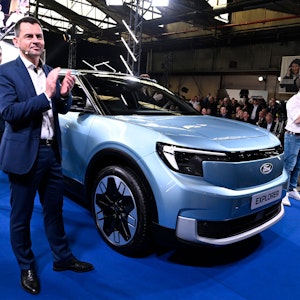 Martin Sander, Vorsitzender der Geschäftsführung der Ford-Werke GmbH, stellt in Köln den neuen vollelektrischen Explorer vor.