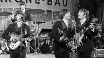 Das Schwarz-Weiß-Bild zeigt die britische Band The Beatles mit George Harrison (l-r), Ringo Starr, Paul McCartney und John Lennon während eines Konzerts im Münchner Circus Krone. Vor 60 Jahren veröffentlichten die Beatles ihr erstes Album. „Please Please Me“ wurde ein Meilenstein der Popkultur und der Musikgeschichte.