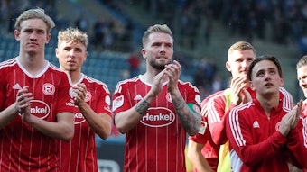 Die Spieler von Fortuna Düsseldorf bedanken sich in Rostock bei den Fans.