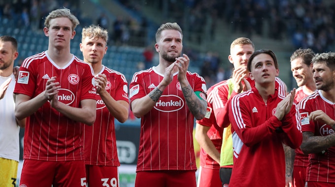 Die Spieler von Fortuna Düsseldorf bedanken sich in Rostock bei den Fans.