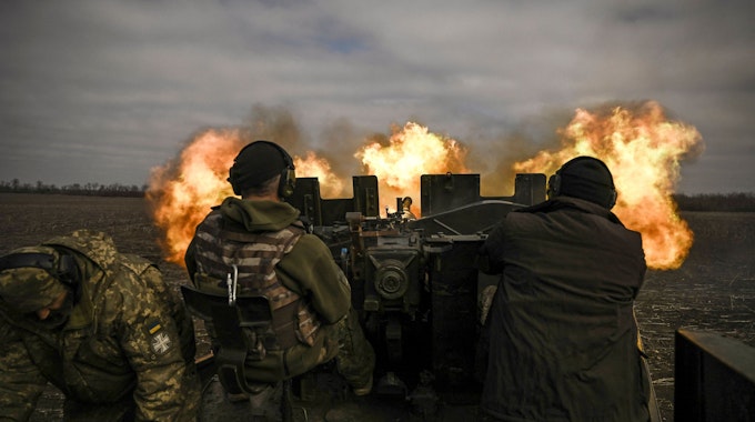 Ukrainische Soldaten feuern auf eine russische Stellunge nahe der strategisch wichtigen Stadt Bachmut im Oblast Donezk.