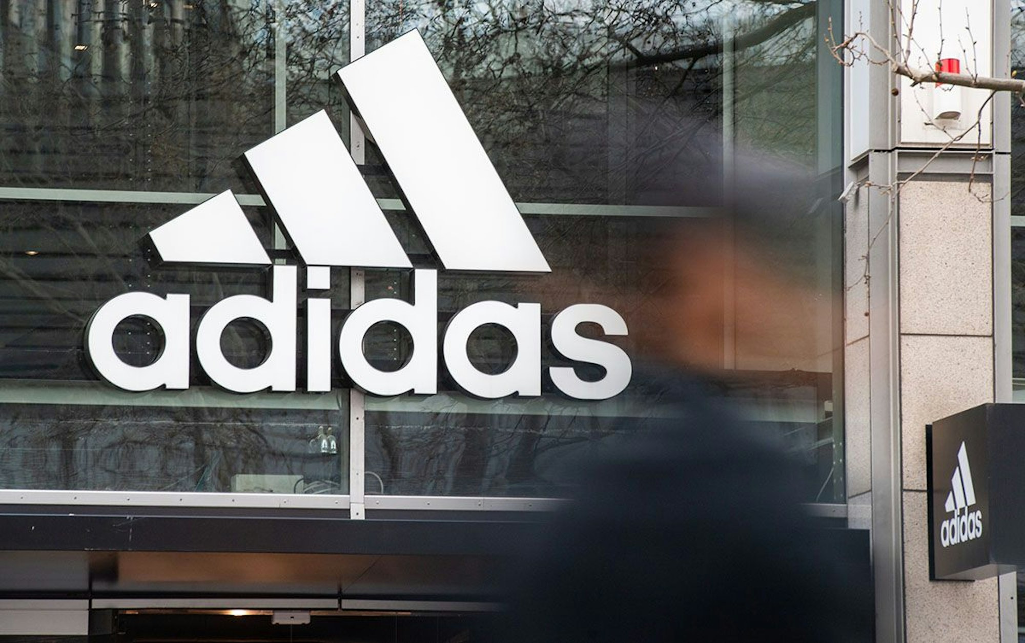 Adidas Store mit Logo