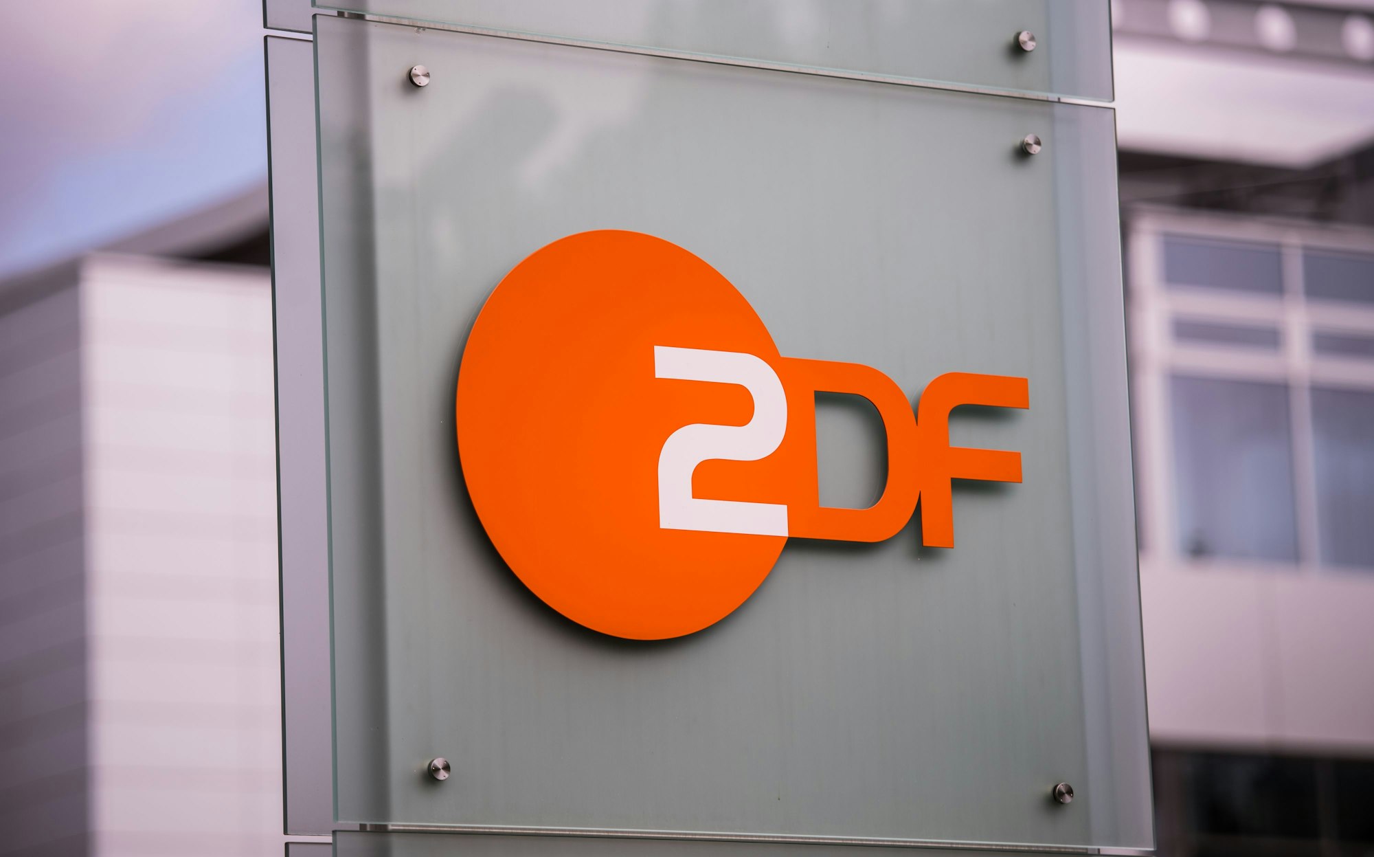 Das ZDF-Logo ist auf dem Außengelände an Stehle angebracht.