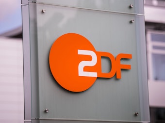 Das ZDF-Logo, hier im August 2018, ist auf dem Außengelände in Mainz an Stehle angebracht.