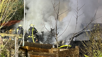 Neben einem Haus in Spich brannten ein Mercedes und ein Wohnmobil.