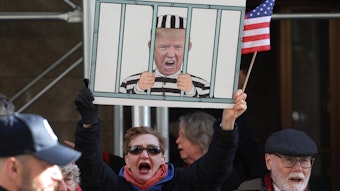 Anti-Trump-Demonstranten versammeln sich am Dienstag vor einem Gerichtsgebäude in New York. Dem Ex-US-Präsidenten droht eine Anklage wegen Schweigegeldzahlungen an zwei Frauen.